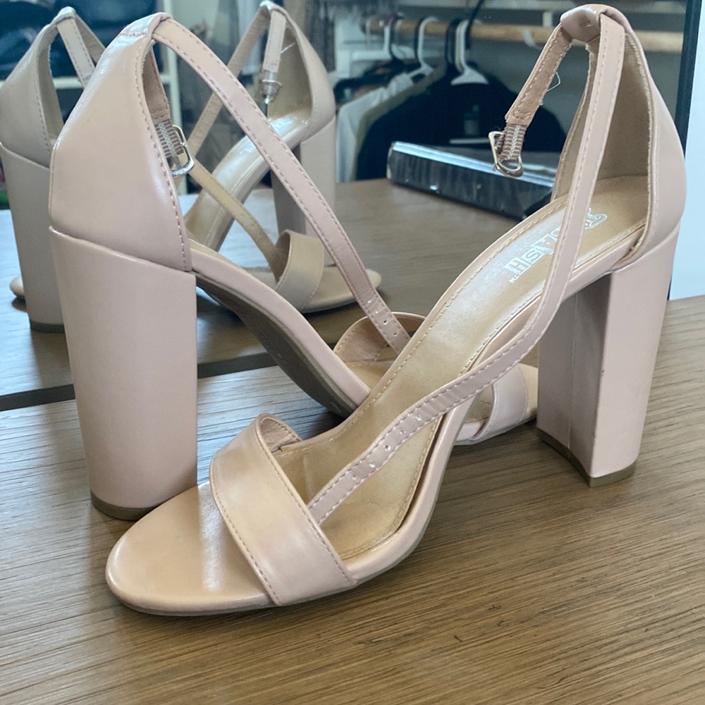 Nude high heels 4 inch block heels. Open toe size 9